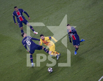 2021-03-10 - Lionel Messi of Barcelona surrounded by Leandro Paredes, Marco Verratti, Kylian Mbappe (top) of PSG during the UEFA Champions League, round of 16, 2nd leg football match between Paris Saint-Germain (PSG) and FC Barcelona (Barca) on March 10, 2021 at Parc des Princes stadium in Paris, France - Photo Jean Catuffe / DPPI - PARIS SAINT-GERMAIN (PSG) AND FC BARCELONA (BARCA) - UEFA CHAMPIONS LEAGUE - SOCCER