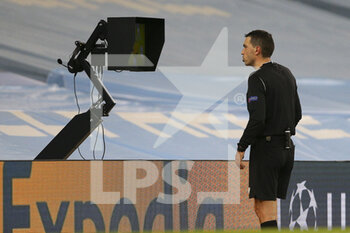 2021-04-06 - Referee checks VAR screen during the UEFA Champions League, quarter final, 1st leg football match between Manchester City and Borussia Dortmund on April 6, 2021 at the Etihad Stadium in Manchester, England - Photo Craig Galloway / ProSportsImages / DPPI - MANCHESTER CITY AND BORUSSIA DORTMUND - UEFA CHAMPIONS LEAGUE - SOCCER
