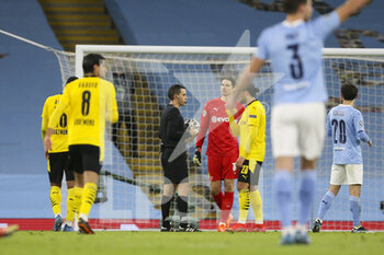 2021-04-06 - Referee changes penalty decision during the UEFA Champions League, quarter final, 1st leg football match between Manchester City and Borussia Dortmund on April 6, 2021 at the Etihad Stadium in Manchester, England - Photo Craig Galloway / ProSportsImages / DPPI - MANCHESTER CITY AND BORUSSIA DORTMUND - UEFA CHAMPIONS LEAGUE - SOCCER