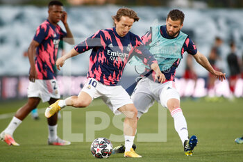 2021-04-06 - Luka Modric and Nacho Fernandez of Real Madrid warm up during the UEFA Champions League, Quarter final, 1st leg football match between Real Madrid and Liverpool FC on April 6, 2021 at Alfredo Di Stefano stadium in Valdebebas, Madrid, Spain - Photo Oscar J Barroso / Spain DPPI / DPPI - REAL MADRID AND LIVERPOOL FC - UEFA CHAMPIONS LEAGUE - SOCCER