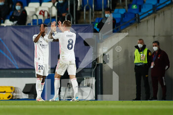 2021-04-06 - Vinicius Junior of Real Madrid celebrates a goal with Toni Kroos during the UEFA Champions League, Quarter final, 1st leg football match between Real Madrid and Liverpool FC on April 6, 2021 at Alfredo Di Stefano stadium in Valdebebas, Madrid, Spain - Photo Oscar J Barroso / Spain DPPI / DPPI - REAL MADRID AND LIVERPOOL FC - UEFA CHAMPIONS LEAGUE - SOCCER