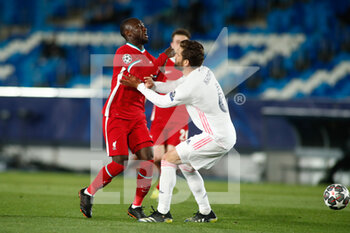 2021-04-06 - Sadio Mane of Liverpool and Nacho Fernandez of Real Madrid during the UEFA Champions League, Quarter final, 1st leg football match between Real Madrid and Liverpool FC on April 6, 2021 at Alfredo Di Stefano stadium in Valdebebas, Madrid, Spain - Photo Oscar J Barroso / Spain DPPI / DPPI - REAL MADRID AND LIVERPOOL FC - UEFA CHAMPIONS LEAGUE - SOCCER