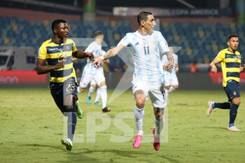 2021-07-04 - Angel Di Maria of Argentina and Moises Caicedo of Ecuador during the Copa America 2021, quarter final football match between Argentina and Ecuador on July 4, 2021 at Pedro Ludovico Teixeira Olympic stadium in Goiania, Brazil - Photo Laurent Lairys / DPPI - QUARTER FINAL - ARGENTINA VS ECUADOR - COPA AMERICA - SOCCER