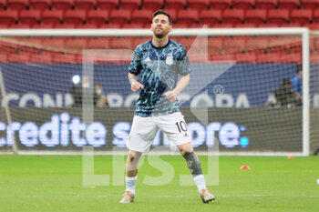 2021-07-07 - Lionel Messi of Argentina warms up during the Copa America 2021, semi-final football match between Argentina and Colombia on July 7, 2021 at Estadio Nacional Mane Garrincha in Brasilia, Brazil - Photo Laurent Lairys / DPPI - COPA AMERICA 2021, SEMI-FINAL - ARGENTINA VS COLOMBIA - COPA AMERICA - SOCCER