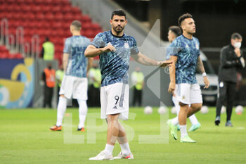 2021-07-07 - Sergio Aguero of Argentina warms up during the Copa America 2021, semi-final football match between Argentina and Colombia on July 7, 2021 at Estadio Nacional Mane Garrincha in Brasilia, Brazil - Photo Laurent Lairys / DPPI - COPA AMERICA 2021, SEMI-FINAL - ARGENTINA VS COLOMBIA - COPA AMERICA - SOCCER
