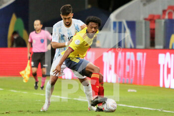 2021-07-07 - Juan Cuadrado of Colombia and Nicolas Gonzalez of Argentina during the Copa America 2021, semi-final football match between Argentina and Colombia on July 7, 2021 at Estadio Nacional Mane Garrincha in Brasilia, Brazil - Photo Laurent Lairys / DPPI - COPA AMERICA 2021, SEMI-FINAL - ARGENTINA VS COLOMBIA - COPA AMERICA - SOCCER