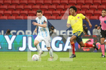 2021-07-07 - Lionel Messi of Argentina and Juan Cuadrado of Colombia during the Copa America 2021, semi-final football match between Argentina and Colombia on July 7, 2021 at Estadio Nacional Mane Garrincha in Brasilia, Brazil - Photo Laurent Lairys / DPPI - COPA AMERICA 2021, SEMI-FINAL - ARGENTINA VS COLOMBIA - COPA AMERICA - SOCCER