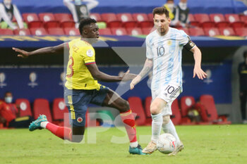 2021-07-07 - Lionel Messi of Argentina and Davinson Sanchez of Colombia during the Copa America 2021, semi-final football match between Argentina and Colombia on July 7, 2021 at Estadio Nacional Mane Garrincha in Brasilia, Brazil - Photo Laurent Lairys / DPPI - COPA AMERICA 2021, SEMI-FINAL - ARGENTINA VS COLOMBIA - COPA AMERICA - SOCCER