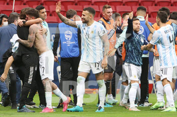2021-07-07 - Argentina players celebrate during the Copa America 2021, semi-final football match between Argentina and Colombia on July 7, 2021 at Estadio Nacional Mane Garrincha in Brasilia, Brazil - Photo Laurent Lairys / DPPI - COPA AMERICA 2021, SEMI-FINAL - ARGENTINA VS COLOMBIA - COPA AMERICA - SOCCER