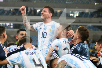 2021-07-11 - Lionel Messi of Argentina celebrates the victory with teammates after the Copa America 2021, Final football match between Argentina and Brazil on July 11, 2021 at Maracana stadium in Rio de Janeiro, Brazil - Photo Laurent Lairys / DPPI - COPA AMERICA 2021, FINAL - ARGENTINA VS BRAZIL - COPA AMERICA - SOCCER