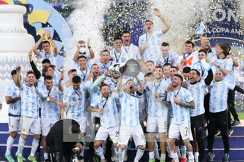 2021-07-11 - Lionel Messi of Argentina celebrates the victory with teammates after winning the Copa America 2021, Final football match between Argentina and Brazil on July 11, 2021 at Maracana stadium in Rio de Janeiro, Brazil - Photo Laurent Lairys / DPPI - COPA AMERICA 2021, FINAL - ARGENTINA VS BRAZIL - COPA AMERICA - SOCCER