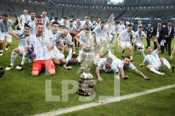 2021-07-11 - Argentina celebrates with the trophy after winning the Copa America 2021, Final football match between Argentina and Brazil on July 11, 2021 at Maracana stadium in Rio de Janeiro, Brazil - Photo Laurent Lairys / DPPI - COPA AMERICA 2021, FINAL - ARGENTINA VS BRAZIL - COPA AMERICA - SOCCER