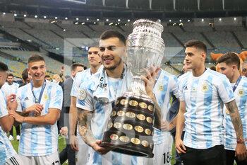 2021-07-11 - Leandro Paredes of Argentina celebrates with the trophy after winning the Copa America 2021, Final football match between Argentina and Brazil on July 11, 2021 at Maracana stadium in Rio de Janeiro, Brazil - Photo Laurent Lairys / DPPI - COPA AMERICA 2021, FINAL - ARGENTINA VS BRAZIL - COPA AMERICA - SOCCER
