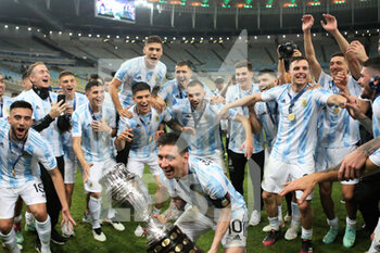 2021-07-11 - Lionel Messi of Argentina celebrates the victory with teammates after winning the Copa America 2021, Final football match between Argentina and Brazil on July 11, 2021 at Maracana stadium in Rio de Janeiro, Brazil - Photo Laurent Lairys / DPPI - COPA AMERICA 2021, FINAL - ARGENTINA VS BRAZIL - COPA AMERICA - SOCCER