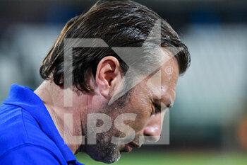 2020-09-23 - Giuseppe Raffaele (coach Catania) in attesa della decisone arbitrale - CATANIA VS SAN NICOLò NOTARESCO - ITALIAN CUP - SOCCER