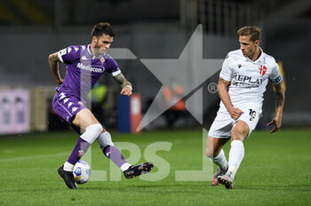 2020-10-28 - Lorenzo Venuti of ACF Fiorentina in action against Ronaldo of Calcio Padova - FIORENTINA VS PADOVA - ITALIAN CUP - SOCCER