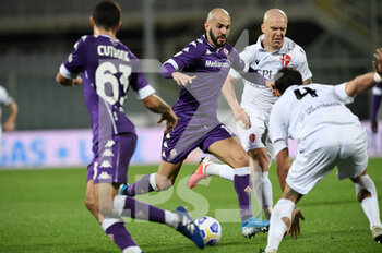 2020-10-28 - Riccardo Saponara of ACF Fiorentina in action against Hallfredsson of Calcio Padova  - FIORENTINA VS PADOVA - ITALIAN CUP - SOCCER