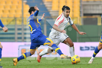 2020-11-25 - Mohamed Bahlouli del Cosenza supera Matteo Scozzarella del Parma - PARMA VS COSENZA - ITALIAN CUP - SOCCER