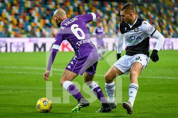 2020-11-25 - Iglesias Borja Valero (Fiorentina) carries the ball hampered by Gerard Deulofeu (Udinese) - UDINESE VS FIORENTINA - ITALIAN CUP - SOCCER