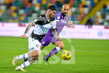 2020-11-25 - Rodrigo De Paul (Udinese) in action against Iglesias Borja Valero (Fiorentina) - UDINESE VS FIORENTINA - ITALIAN CUP - SOCCER
