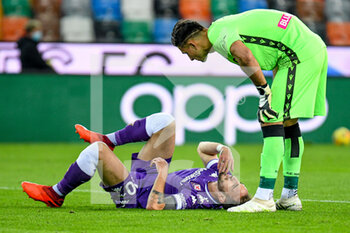 2020-11-25 - injury of Gaetano Castrovilli (Fiorentina) helped by Juan Musso (Udinese) - UDINESE VS FIORENTINA - ITALIAN CUP - SOCCER
