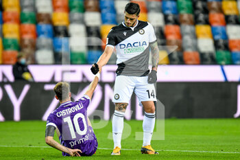 2020-11-25 - Gaetano Castrovilli (Fiorentina) injuried helped by Kevin Bonifazi (Udinese) - UDINESE VS FIORENTINA - ITALIAN CUP - SOCCER