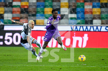 2020-11-25 - Christian Kouame (Fiorentina) carries the ball hampered by Roberto Pereyra (Udinese) - UDINESE VS FIORENTINA - ITALIAN CUP - SOCCER