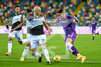 2020-11-25 - Dusan Vlahovic (Fiorentina) carries the ball hampered by Bram Nuytinck (Udinese) - UDINESE VS FIORENTINA - ITALIAN CUP - SOCCER