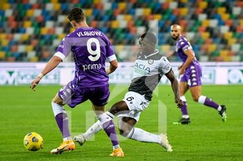 2020-11-25 - Jean-Victor Makengo (Udinese) in action against Dusan Vlahovic (Fiorentina) - UDINESE VS FIORENTINA - ITALIAN CUP - SOCCER