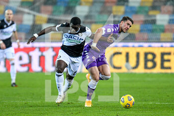 2020-11-25 - Dusan Vlahovic (Fiorentina) carries the ball hampered by Jean-Victor Makengo (Udinese) - UDINESE VS FIORENTINA - ITALIAN CUP - SOCCER