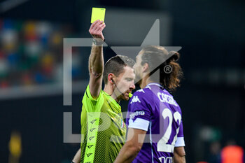 2020-11-25 - Martín Caceres (Fiorentina) cautioned by the referee of the match Marco Serra - UDINESE VS FIORENTINA - ITALIAN CUP - SOCCER