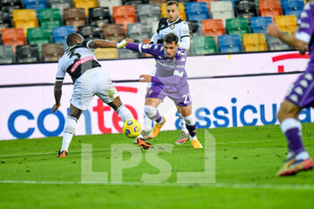 2020-11-25 - Pol Lirola (Fiorentina) carries the ball hampered by Caetano de Souza Samir (Udinese) - UDINESE VS FIORENTINA - ITALIAN CUP - SOCCER