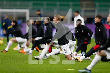 2021-01-26 - Simon Kjaer (AC Milan) warming up before the match starts with the rest of the team - FC INTERNAZIONALE VS AC MILAN - ITALIAN CUP - SOCCER