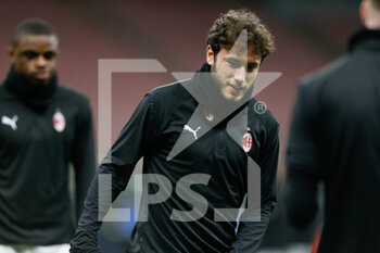 2021-01-26 - Davide Calabria (AC Milan) warming up before the match starts - FC INTERNAZIONALE VS AC MILAN - ITALIAN CUP - SOCCER