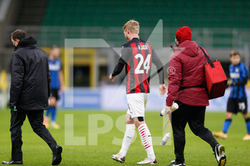 2021-01-26 - Simon Kjaer (AC Milan) exiting the pitch after suffering an injury - FC INTERNAZIONALE VS AC MILAN - ITALIAN CUP - SOCCER