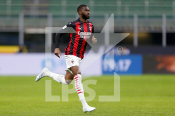 2021-01-26 - Fikayo Tomori (AC Milan) entering the pitch on his debut with the new team - FC INTERNAZIONALE VS AC MILAN - ITALIAN CUP - SOCCER