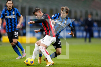 2021-01-26 - Theo Hernandez (AC Milan) and Nicolo Barella (FC Internazionale) contrast - FC INTERNAZIONALE VS AC MILAN - ITALIAN CUP - SOCCER