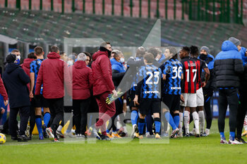 2021-01-26 - Romelu Lukaku (FC Internazionale) and the rest of the team angry with Zlatan Ibrahimovic (AC Milan) after verbal dispute at the end of the first half - FC INTERNAZIONALE VS AC MILAN - ITALIAN CUP - SOCCER