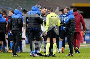 2021-01-26 - Samir Handanovic (FC Internazionale) protesting with the referee for not showing Zlatan Ibrahimovic (AC Milan) a red card after the verbal dispute with Romelu Lukaku (FC Internazionale) - FC INTERNAZIONALE VS AC MILAN - ITALIAN CUP - SOCCER