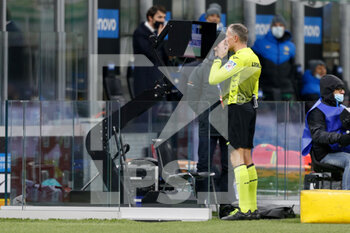 2021-01-26 - The referee Valeri assigns a penalty to Internazionale FC with the VAR - FC INTERNAZIONALE VS AC MILAN - ITALIAN CUP - SOCCER