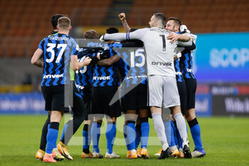 2021-01-26 - FC Internazionale players celebrating the win - FC INTERNAZIONALE VS AC MILAN - ITALIAN CUP - SOCCER