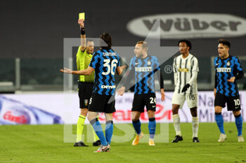 2021-02-09 - Matteo Darmian (FC Internazionale) yellow card - JUVENTUS FC VS FC INTERNAZIONALE - ITALIAN CUP - SOCCER