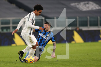2021-02-09 - Stefano Sensi (FC Internazionale) vs Weston McKennie (Juventus FC) - JUVENTUS FC VS FC INTERNAZIONALE - ITALIAN CUP - SOCCER
