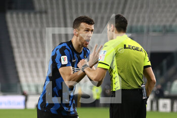 2021-02-09 - Ivan Perisic (FC Internazionale) dispute with the referee - JUVENTUS FC VS FC INTERNAZIONALE - ITALIAN CUP - SOCCER