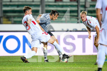 2021-08-08 - Nahuel Valentini (Padova) in azione contro Mattia Mustacchio (Alessandria) - TURNO PRELIMINARE - PADOVA VS ALESSANDRIA - ITALIAN CUP - SOCCER