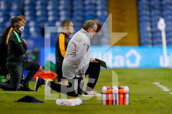 2020-09-16 - Leeds United Manager Marcelo Bielsa takes a knee during the English League Cup, EFL Carabao Cup, football match between Leeds United and Hull City on September 16, 2020 at Elland Road in Leeds, England - Photo Simon Davies / ProSportsImages / DPPI - LEEDS UNITED VS HULL CITY - ENGLISH LEAGUE CUP - SOCCER