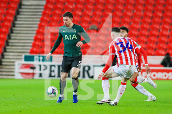 2020-12-23 - Tottenham Hotspur midfielder Pierre-Emile Hojbjerg (5) during the English League Cup, EFL Cup quarter-final football match between Stoke City and Tottenham Hotspur on December 23, 2020 at the Bet365 Stadium in Stoke-on-Trent, England - Photo kevin Warburton - A Moment in Sport / ProSportsImages / DPPI - STOKE CITY VS TOTTENHAM HOTSPUR - ENGLISH LEAGUE CUP - SOCCER