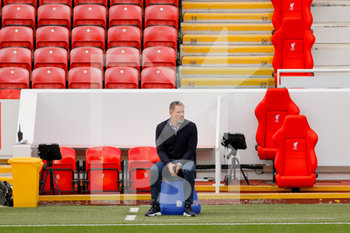 2020-09-12 - Jamie Carragher sits on Leeds United Manager Marcelo Bielsa seat during the English championship Premier League football match between Liverpool and Leeds United on September 12, 2020 at Anfield in Liverpool, England - Photo Simon Davies / ProSportsImages / DPPI - LIVERPOOL VS LEEDS UNITED - ENGLISH PREMIER LEAGUE - SOCCER