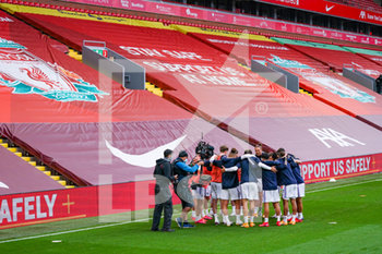 2020-09-12 - Leeds United huddle warming up during the English championship Premier League football match between Liverpool and Leeds United on September 12, 2020 at Anfield in Liverpool, England - Photo Malcolm Bryce / ProSportsImages / DPPI - LIVERPOOL VS LEEDS UNITED - ENGLISH PREMIER LEAGUE - SOCCER
