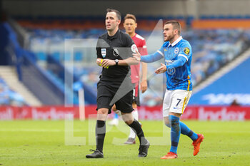 2020-09-26 - Brighton and Hove Albion forward Aaron Connolly (7) argues the disallowed goal by VAR with Referee Chris Kavanagh during the English championship Premier League football match between Brighton and Hove Albion and Manchester United on September 26, 2020 at the American Express Community Stadium in Brighton and Hove, England - Photo Phil Duncan / ProSportsImages / DPPI - BRIGHTON AND HOVE ALBION - ENGLISH PREMIER LEAGUE - SOCCER